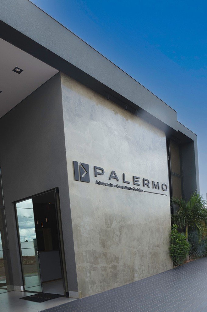 Entrada do escritório Palermo Advocacia com identidade visual na fachada